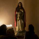 A sinistra dell�altare si trova la scultura di Santa Lucia, con il mantello rosso e i capelli sciolti sulle spalle 